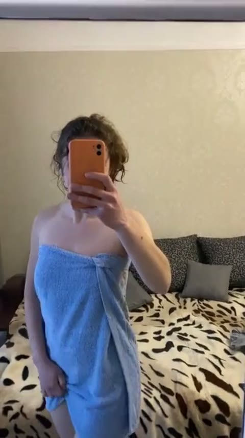 After the bath, she shows her luxurious body to the camera – Picture Preview