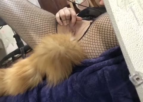 While the tail is sticking out in the ass, I stroke my pussy