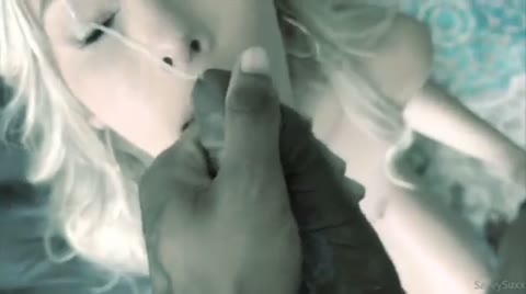 The beauty got a cumshot right in the eye from a huge cock